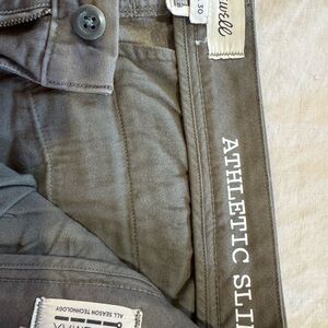Madewell Athletic Slim Allday Pant in Olive